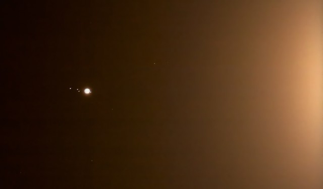 Невероятно красивая фотка Юпитера и спутников