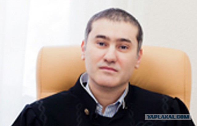 Оперативно. Судья, прославившийся матерными криками на заседании, уволился