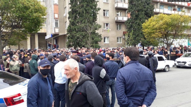 Вирусолог Виталий Зверев: не надо носить маску на улице