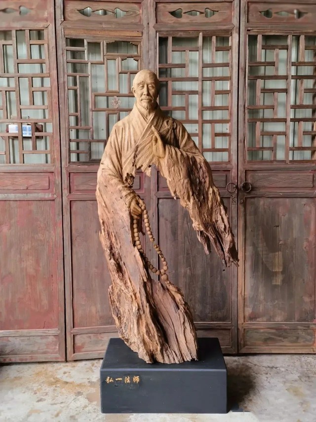 "Моё имя - стёршийся иероглиф, Мои одежды залатаны ветром"