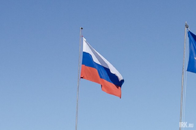 Все образовательные учреждения обязали вывешивать на зданиях государственный флаг России.