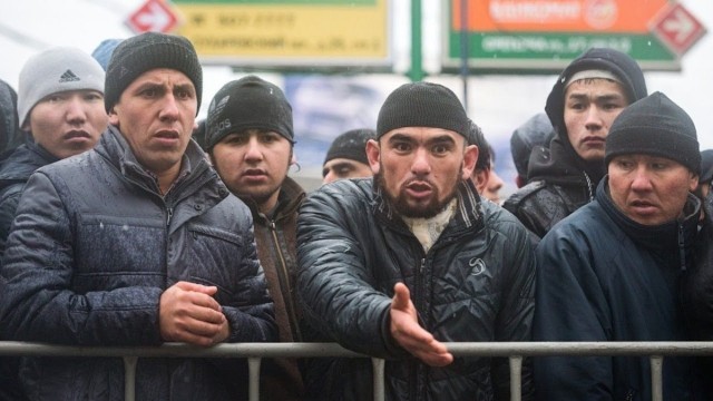 Силовики на БТРе устроили тотальный рейд при въезде и выезде из Питера