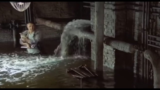Коммунальщик показал трубу водоснабжения в одной из многоэтажек