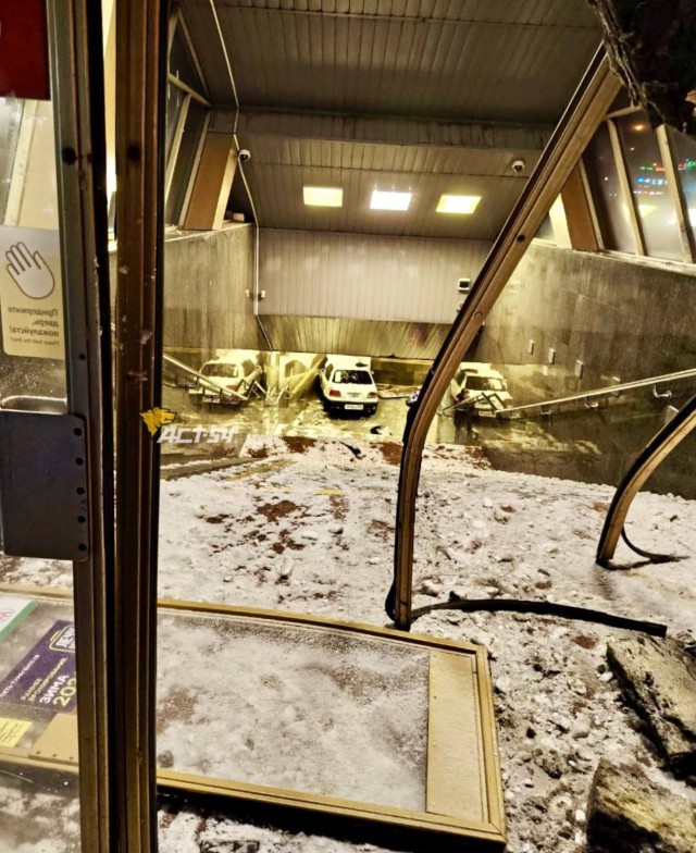 Автомобиль протаранил стеклянный вестибюль станции метро в Новосибирске. Два человека чудом спаслись.