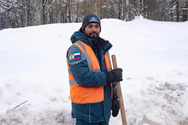 История 26-летнего Мукеша: В Индии он айтишник, а в России - уборщик снега