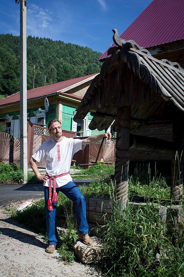 Парень в русской рубашке