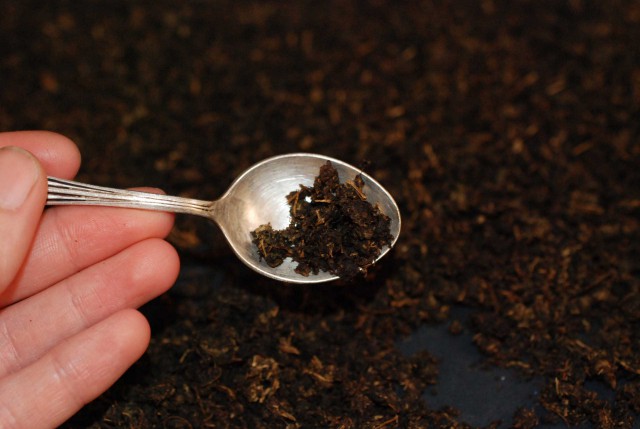 "Самые лучшие чайные листья мы тщательно и бережно отбираем для вас вручную"