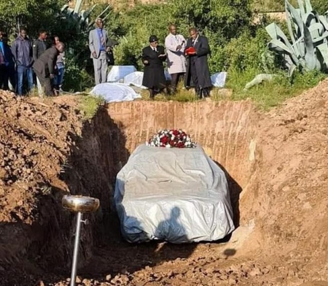 Африканского политика похоронили в любимом Мерседесе