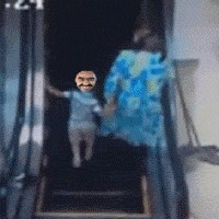 Перила эскалатора отстают от ступенек