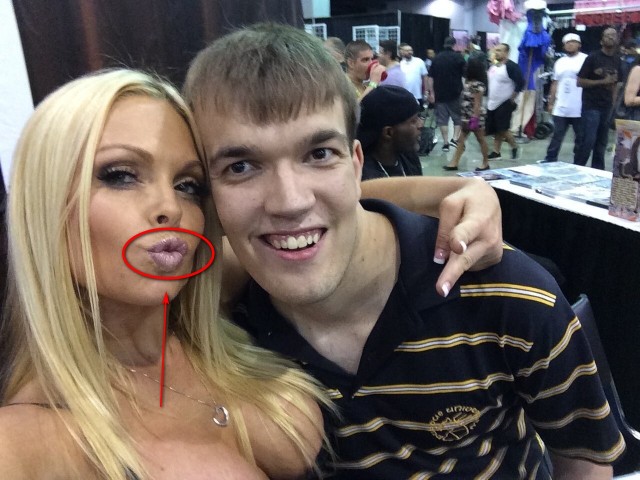 Porn Comicon: парень сфоткался со своими любимыми актрисами