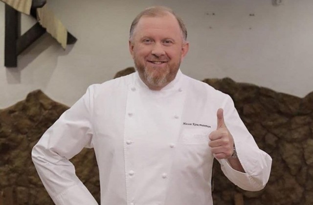 Перфекционист заполняет холодильник.
