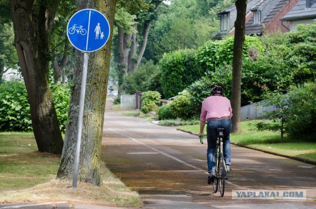 Давит пешеходов на велодорожке
