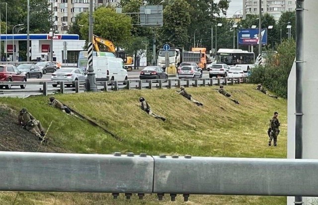 Военнослужащие Росгвардии занимают позиции вдоль Каширского шоссе на въезде в Москву