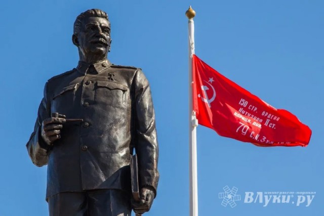 В Псковской области установили 8-метрового Сталина
