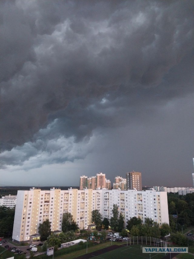 В Москве началась сильная гроза