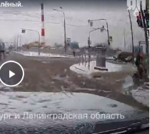 Им обоим моргал зелёный.