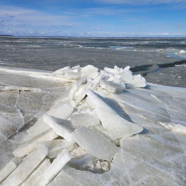 Ледяные глыбы появились на пляже в Анапе из-за сильных морозов