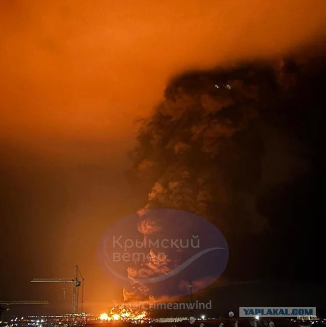 В Феодосии продолжает гореть нефтебаза