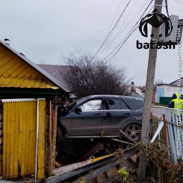 Водитель "Мерса" устроил "ремонт" дома в Октябрьском без разрешения и материалов.