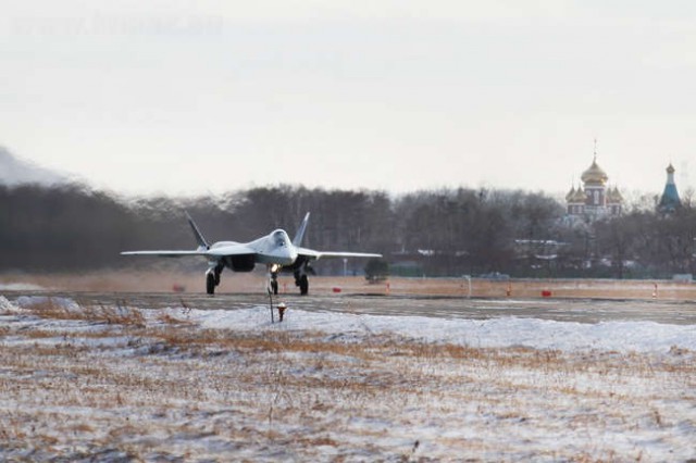 Скоро зима. Новейший истребитель Т-50 меняет окрас
