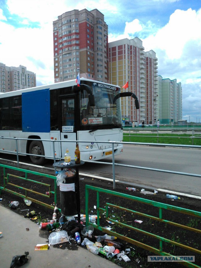 Автобусы к 9 мая украсили праздничными флажками.