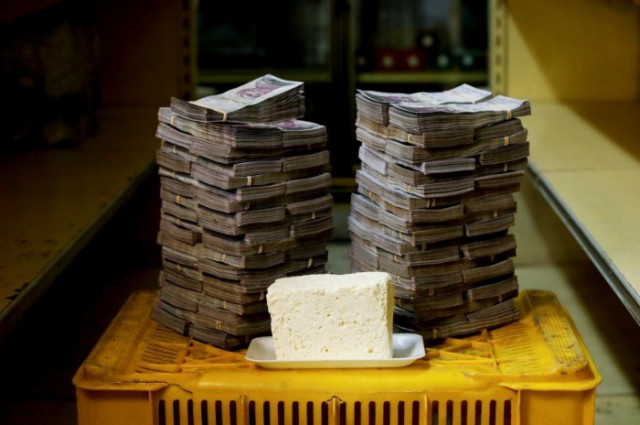 Сколько стоят продукты питания в Венесуэле - наглядные фотографии с горами денег