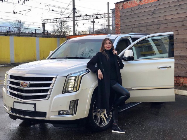 Москвичка взыскала свыше 6 млн рублей с автосалона за «вонючий» Cadillac Escalade