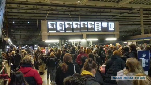 В Лондоне шухер - Толпы бегут из столицы после того, как в Лондоне объявлены жесткие ограничения Tier 4