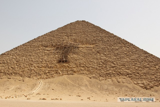 Одни уверены, что Египетские пирамиды построили инопланетяне, другие отрицают. Кто прав?