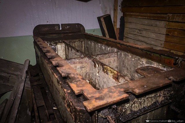 Макет угольной шахты с оборудованием в замурованном здании на окраине Воркуты