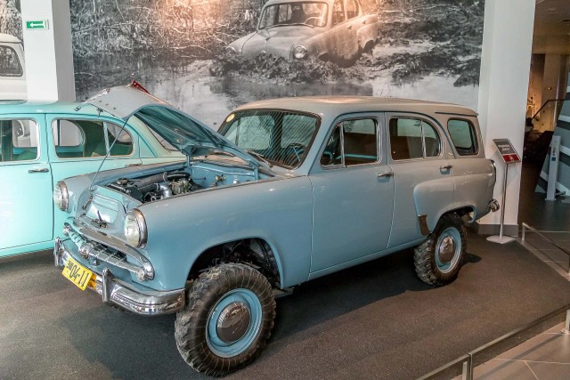 "Москвичи"- внедорожники - блеск немногочисленных "галош"