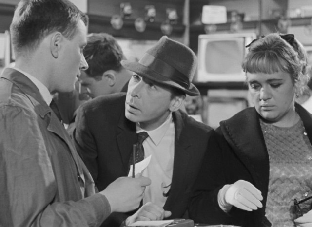 Помните, как Дима Семицветов торговался за Грюндиг? А вы знаете, кто этот незнакомец в кадре? Человек-то не простой