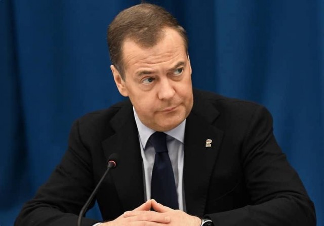 Медведев читает ЯП?