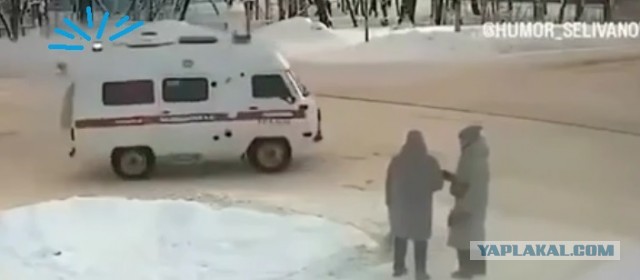 Пешеходы, похоже, в бронежилете родились