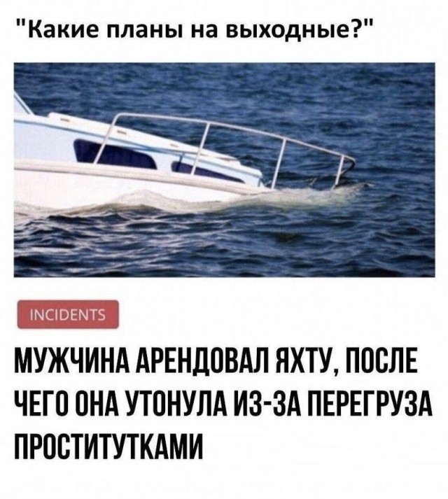 Бескозырка белая, в полоску воротник...