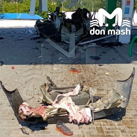 Всё что осталось от Рено Логан на заправке.