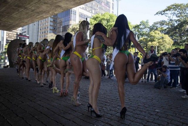 Участницы "Miss Bumbum 2015" прошлись по улице