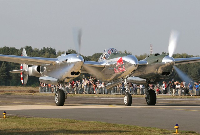 Многоцелевой истребитель P-38 «Lightning»