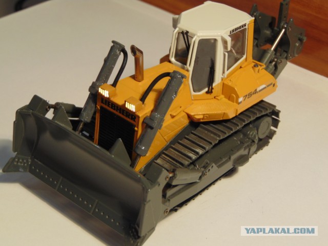 Mikromodellbau. Оживил стендовую модель бульдозера в масштабе 1/50.