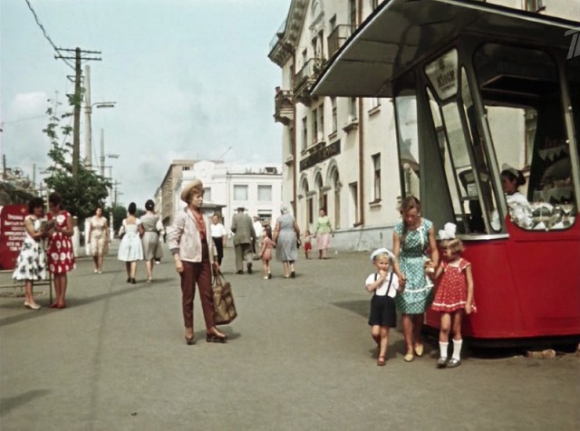 Киев и советский автотрафик 1962 года в фильме "Королева бензоколонки"