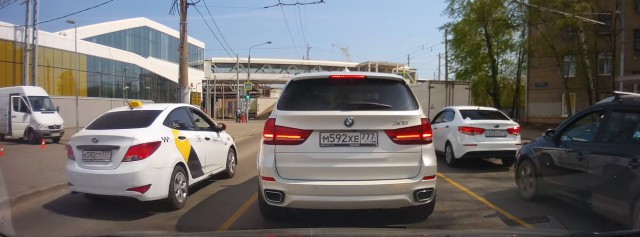 Таксист Яндекса на Кутузовском проспекте влетел в Майбах.... и умер. Пассажирка в больнице... Пробка в город!
