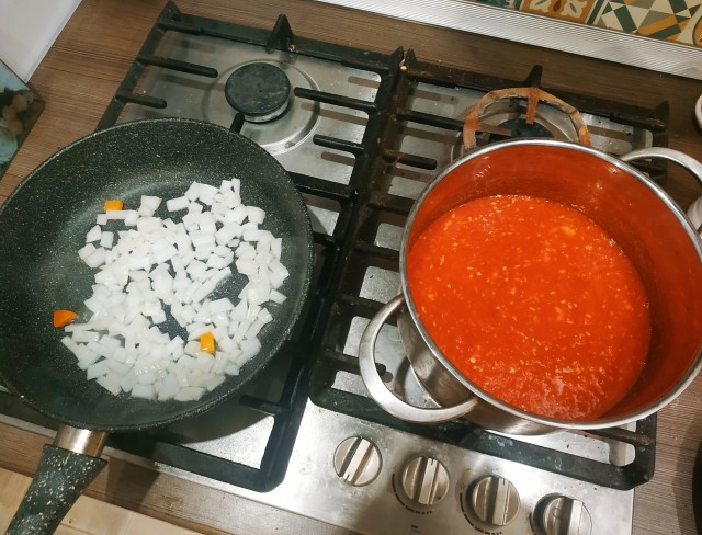 Томатный суп с колбаской и беконом