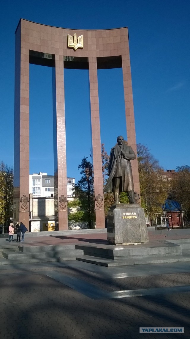 Во Львове демонтируют советский Монумент Славы