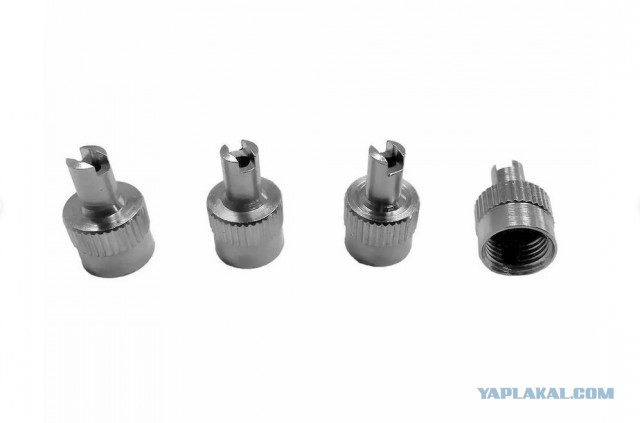 В Рыбацком мать заявила в полицию на 13-летнего сына за его тиктокерское увлечение — пацан скручивал колпачки с колëс чужих тачек.