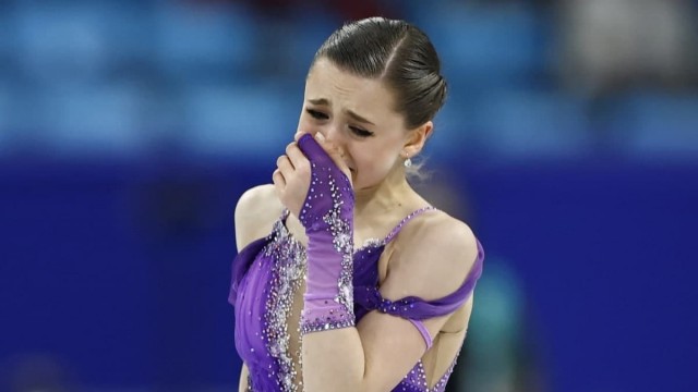 Камила Валиева плачет после того, как откатала свою короткую программу