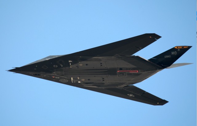 Мимо с грохотом пронёсся самолёт-невидимка...