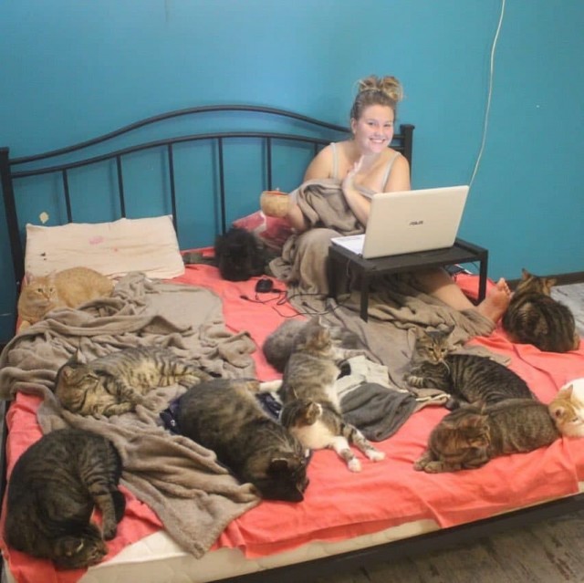 Эту невероятную девушку зовут Настя Марципан, и она спасает животных в Николаеве, пока вокруг ее дома слышны взрывы