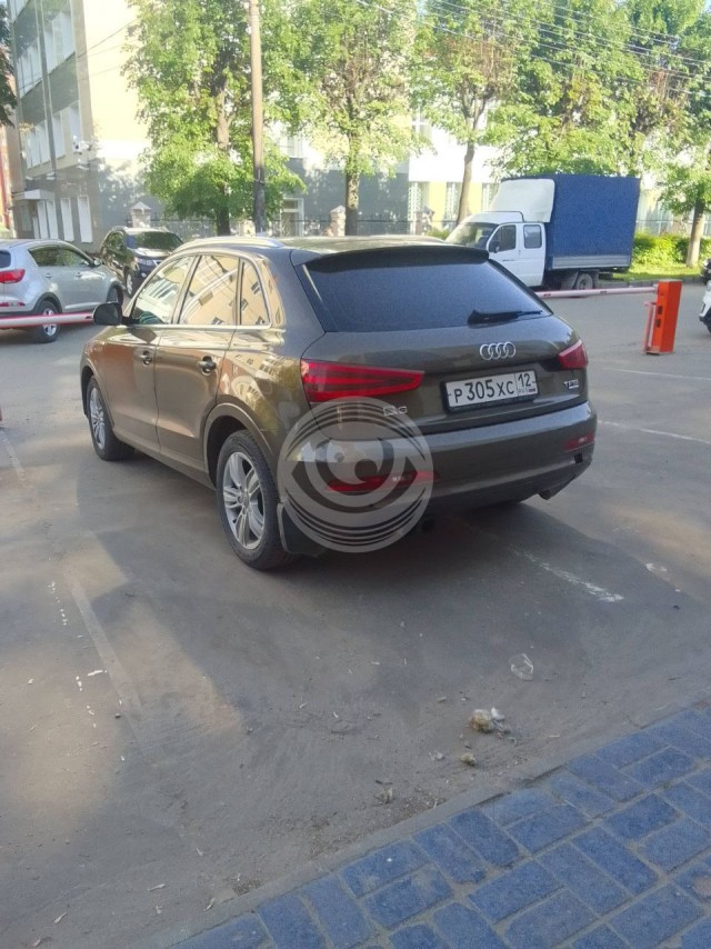 Поймал нарушителя на месте. UPD: Женщина не нарушитель, она действительно инвалид