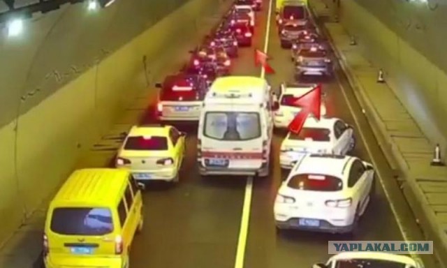 Водителей обяжут перестраиваться на другую полосу или принять «все необходимые меры» для пропуска машин с включенными спецсигналами