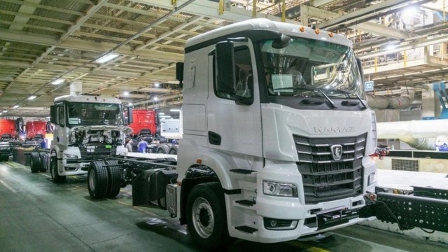 Похоже пора вводить полный запрет на ввоз иностранных грузовиков в Россию . Иначе КамАЗ не спасти...